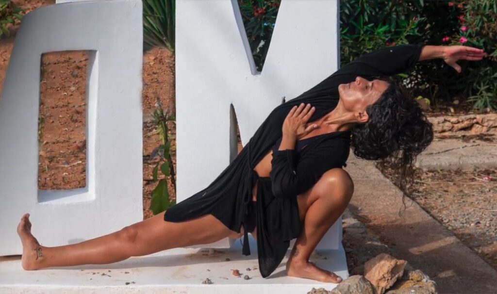 daya haciendo yoga
